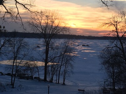 Great Getaway Enjoy Lake Living ~ 20 minutes from St Paul and Wisconsin 