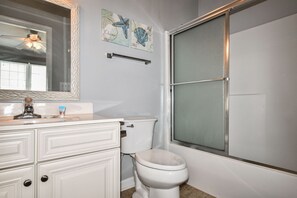 Combined shower/bathtub, towels