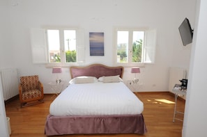 Minibar, in-room safe, free WiFi, bed sheets