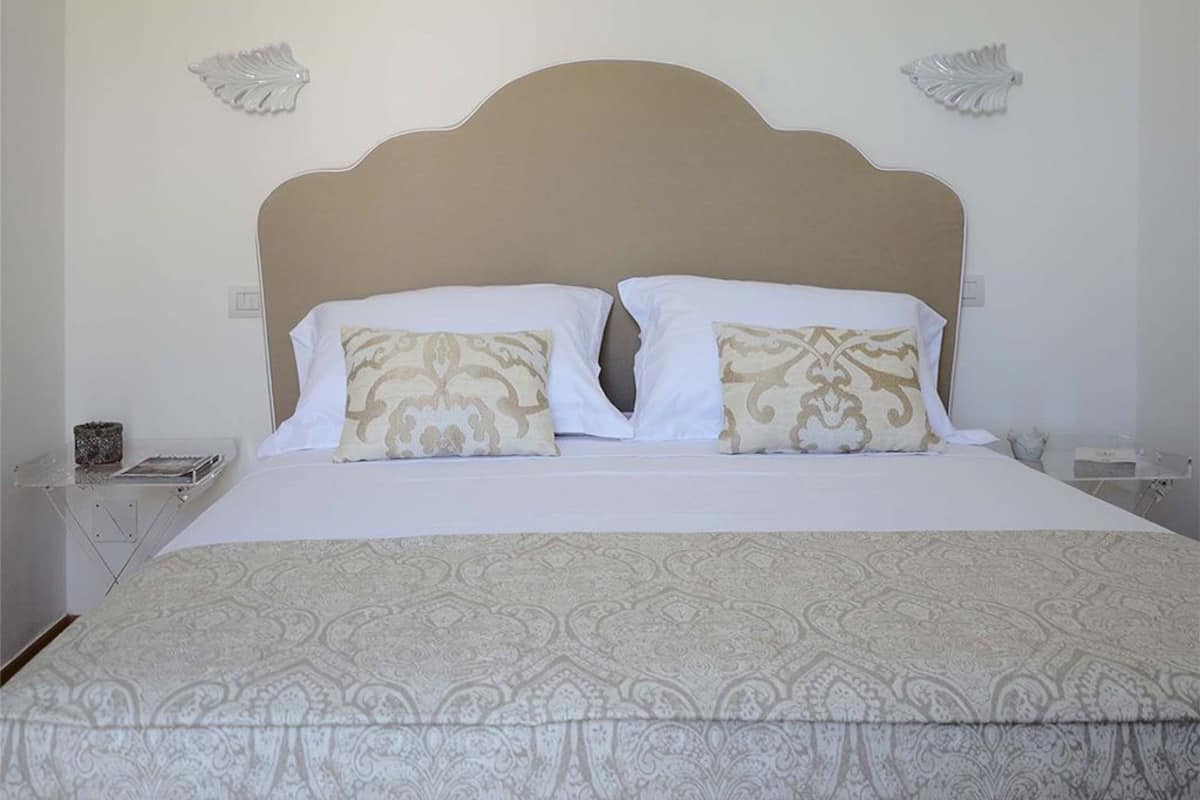 Suite, uitzicht op tuin | Een minibar, een kluis op de kamer, gratis wifi, beddengoed