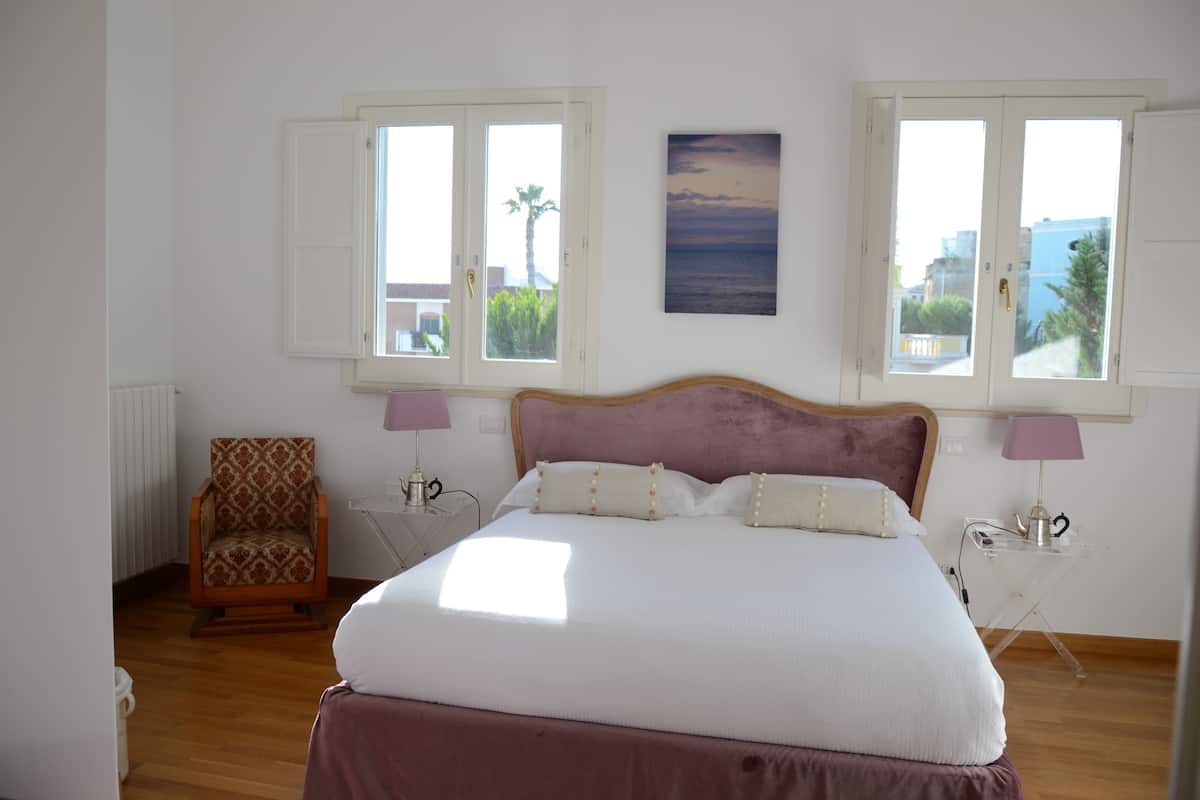 Junior suite, uitzicht op tuin | Een minibar, een kluis op de kamer, gratis wifi, beddengoed