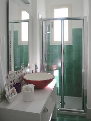 Junior Suite, Garden View | Bathroom | Shower, free toiletries, hair dryer, bidet - B&B Suite Home Dimora di Charme (Trani)