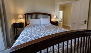 5 bedrooms, iron/ironing board, travel cot, free WiFi - Pet Friendly-Parkside- Downtown Salida (Salida)