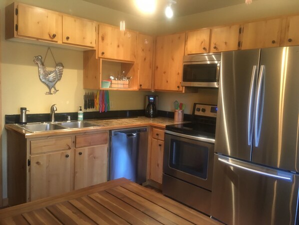 Refrigerador, microondas, horno y parrilla de estufa 