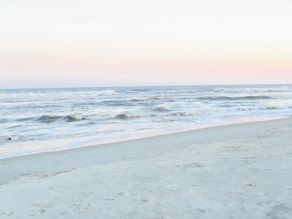 På stranden, solsenger og strandhåndklær