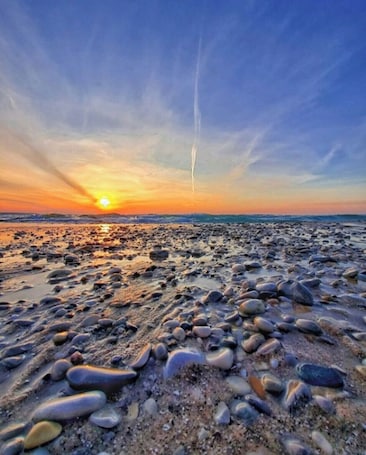 Beach nearby. Your Hilltop Hideaway ~ Newly-Remodeled!