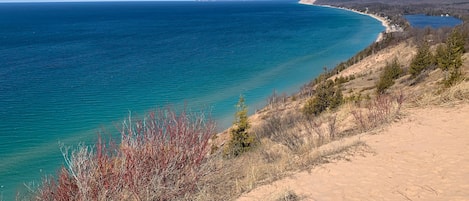 Una spiaggia nelle vicinanze