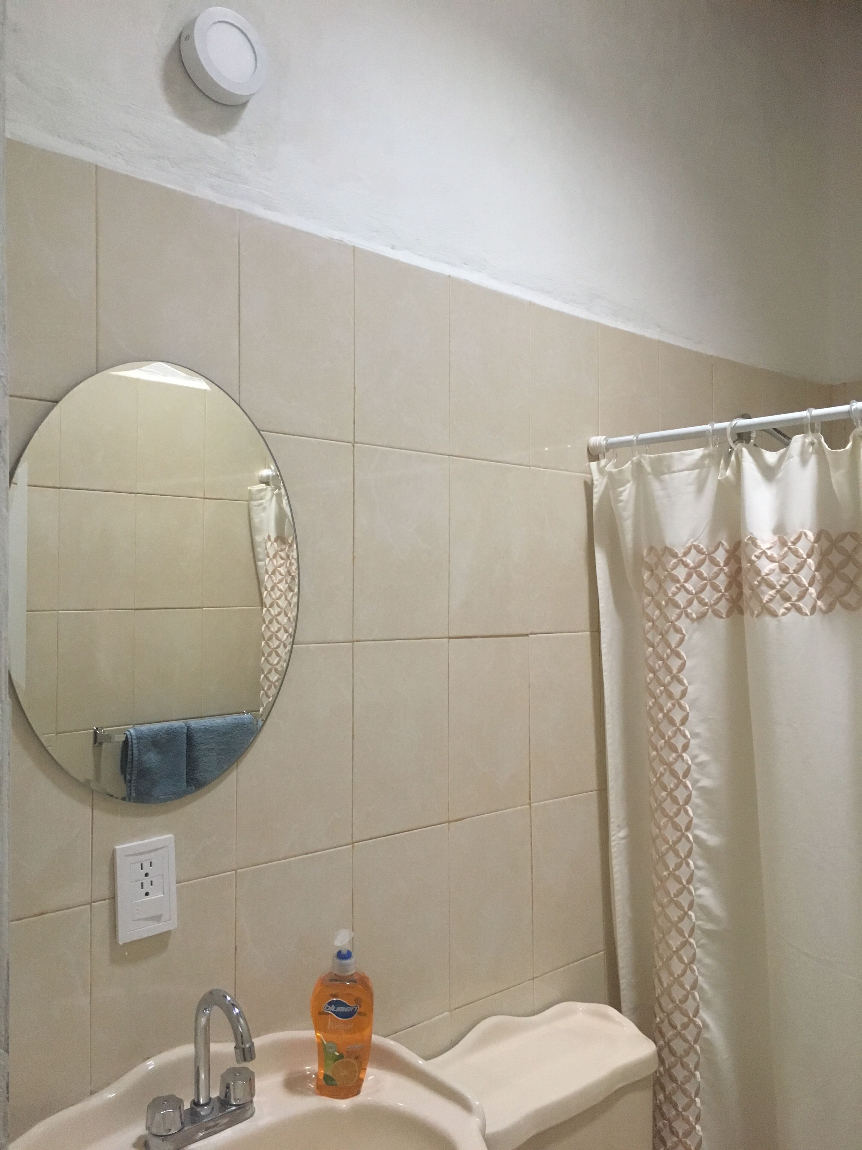 Douche, serviettes fournies, savon, papier toilette