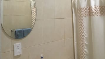 Douche, serviettes fournies, savon, papier toilette