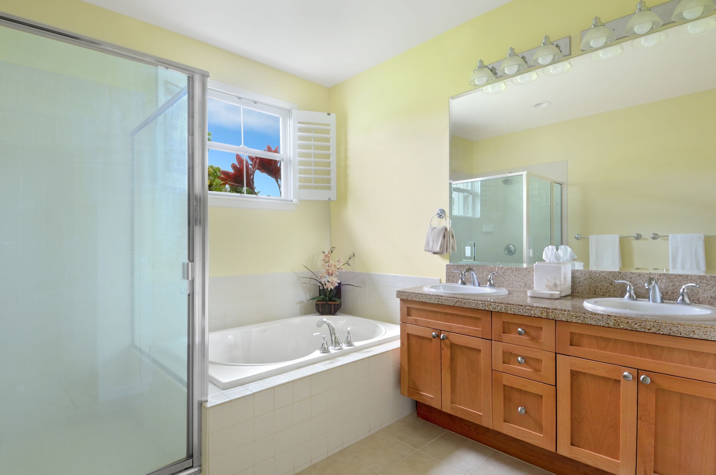 Combined shower/tub, hair dryer, towels