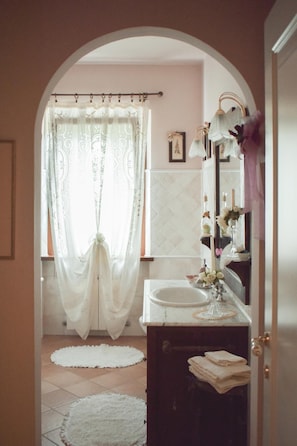 Amenidades de baño gratuitas, secadora de cabello, batas, bidet
