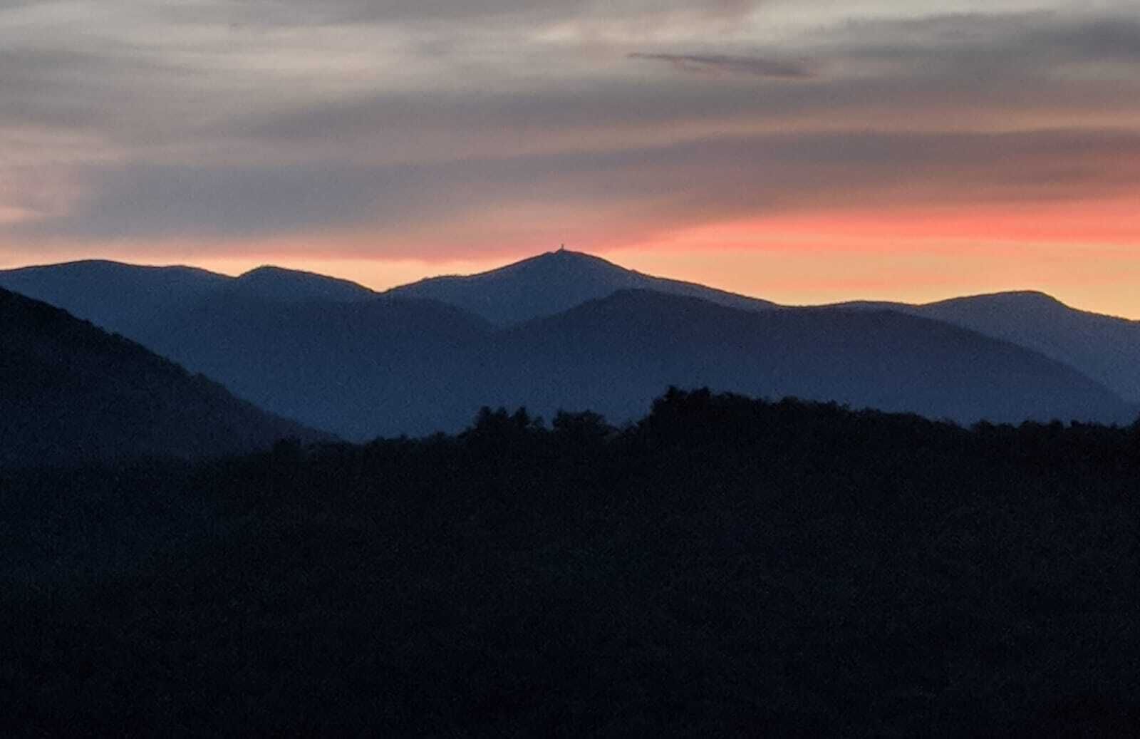 Silueta de una cordillera contra un cielo al atardecer.