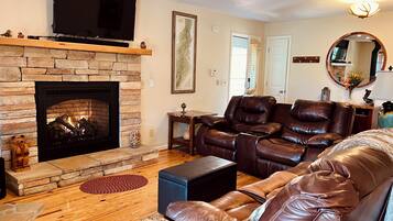 Smart-TV, Kamin, DVD-Player, Bücher