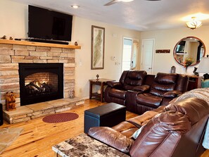 Smart-TV, Kamin, DVD-Player, Bücher