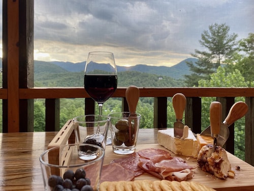 Luxury MtnTop Gated Home with AWESOME VIEWS Private AND convenient