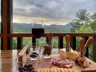 Luxury MtnTop Gated Home with AWESOME VIEWS Private AND convenient