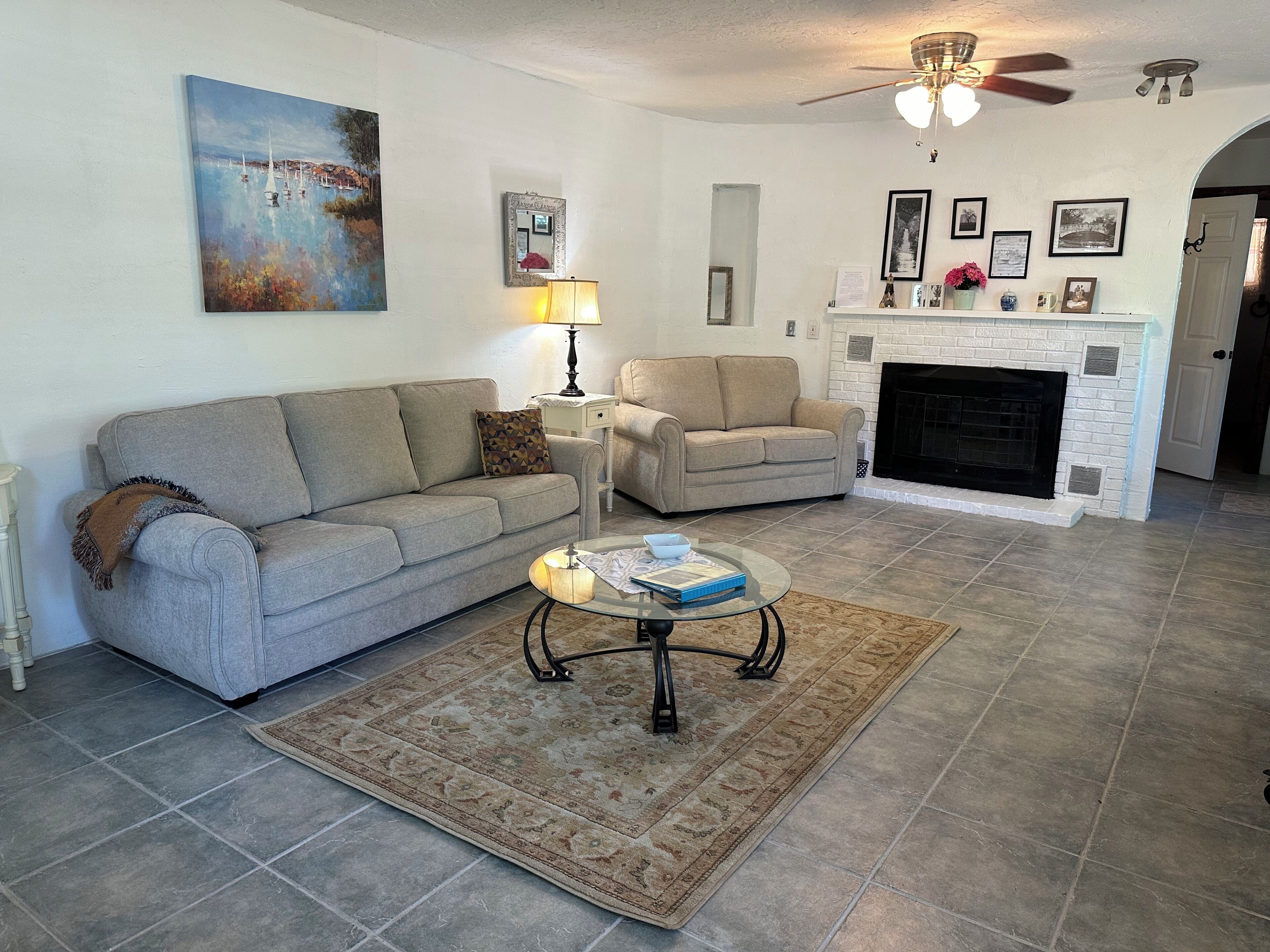 Clean&Comfy.Close to everything! Bike or golf cart to town. Premium cable. 