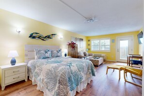 1 bedroom, free WiFi, bed sheets - Studio Condo in Town, Near Beach, Shared Pool and Hot Tub (Port Aransas)