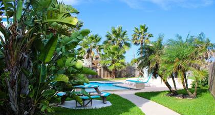 Studio Condo in Town, Near Beach, Shared Pool and Hot Tub