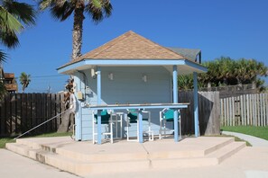 Terrace/patio - Studio Condo in Town, Near Beach, Shared Pool and Hot Tub (Port Aransas)