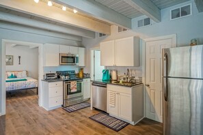 冷蔵庫、電子レンジ、オーブン、コンロ