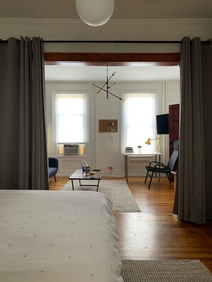 1 bedroom, iron/ironing board, free WiFi, bed sheets - Charming Bright Apartment, Parking, 20 mins to NYC (Jersey City)