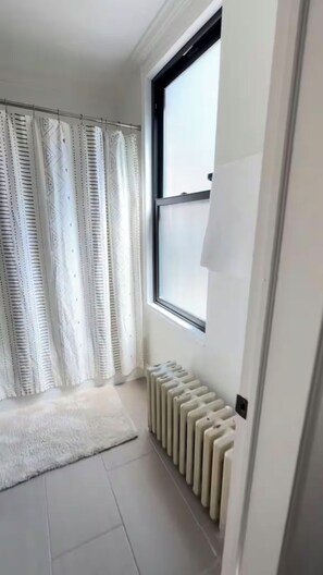 Hair dryer, towels - Charming Bright Apartment, Parking, 20 mins to NYC (Jersey City)