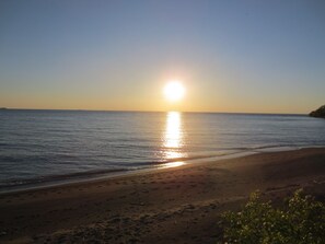 Plage, chaises longues