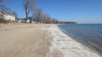 Sulla spiaggia, lettini da mare