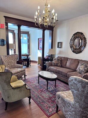 Smart TV, caminetto, libri