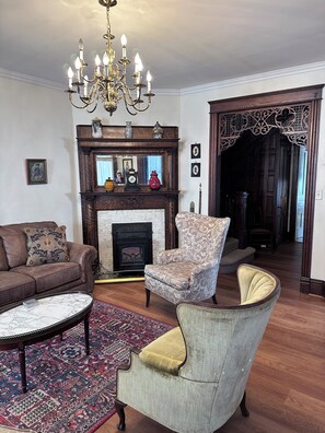 Smart TV, caminetto, libri