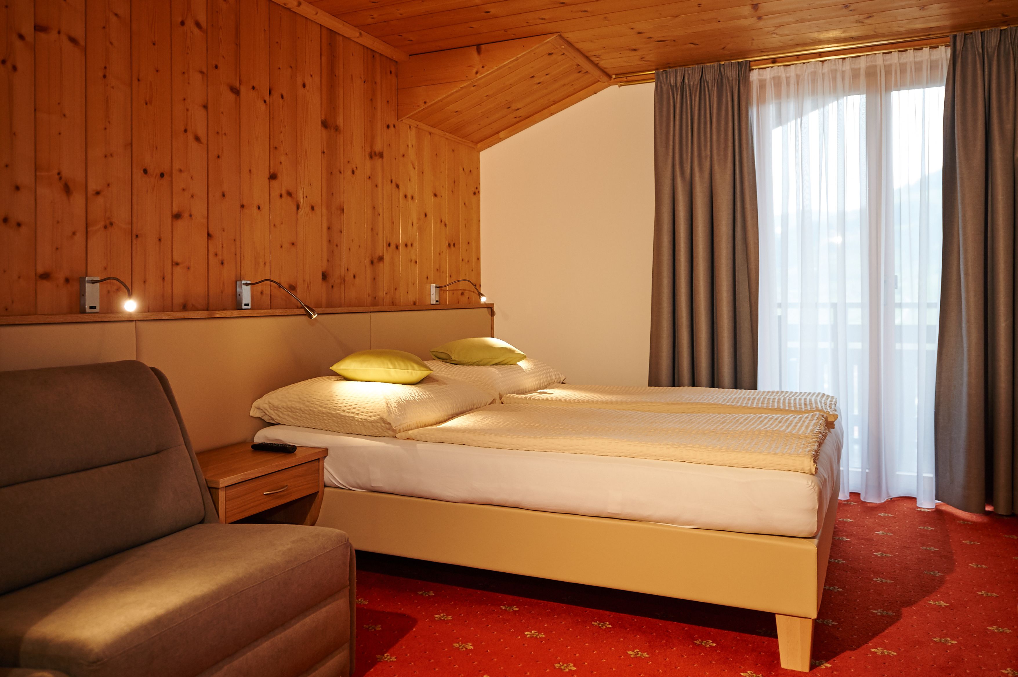 Penthouse Panorama Apartment | Hypo-allergenic bedding, down comforters, individually furnished, desk