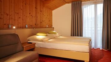 Penthouse Panorama Apartment | Hypo-allergenic bedding, down comforters, individually furnished, desk