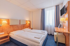 Skrivebord, blendingsgardiner, strykejern/-brett og wi-fi (inkludert)