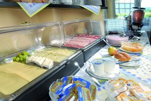 Café da manhã com buffet todos os dias mediante uma taxa