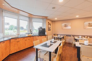 Frokostbuffé hver dag (EUR 10 per person)