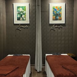 カップル用トリートメントルーム、ボディ トリートメント、アロマテラピー、ホットストーンマッサージ、タイ式マッサージ、フェイシャル トリートメント