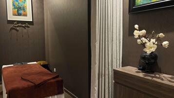 Couples treatment room(s), body treatments, aromatherapy