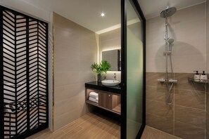 Luxe kamer | Luxe beddengoed, pillowtop-bedden, een kluis op de kamer, een bureau