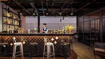 Quầy bar bên hồ bơi