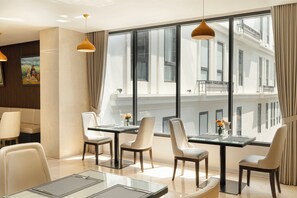 Déjeuner, dîner et souper servis sur place