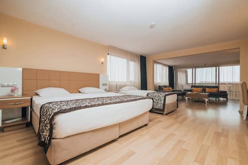Suite | Soundproofing, iron/ironing board, free WiFi, bed sheets