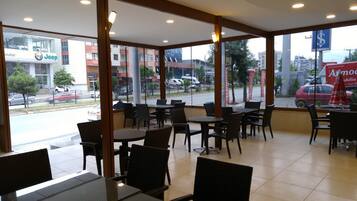 S'hi serveixen esmorzars, dinars, sopars i plats de cuina turca