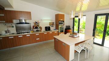 LÀgenhet - 3 sovrum | Eget kök | Stort kylskÄp, mikrovÄgsugn, ugn och spishÀll