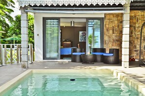 Outdoor pool, sun loungers - Villa Antema (Surinam)