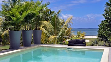 Utomhuspool och solstolar