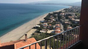 A coastal town with a beach, residential buildings, and a clear view of the sea. - Baia dell'est (Montauro)