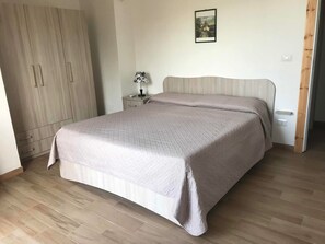 In-room safe, desk, free WiFi