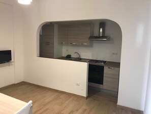 Departamento, 2 habitaciones, balcón, vista al mar | Cocina privada | Refrigerador 