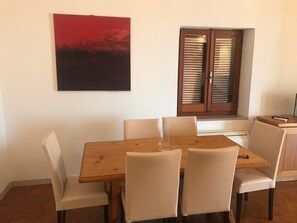 Apartment, 1 Schlafzimmer | Essbereich im Zimmer